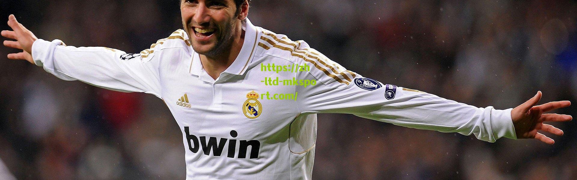 精准命中引爆网络！艾顿训练场端尿盆中场投篮惊呆球迷