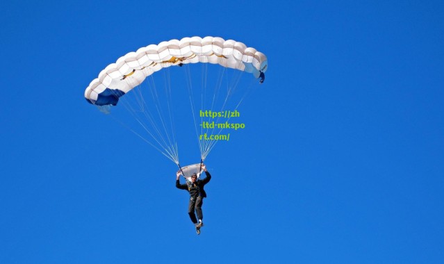 库里时隔十年再度穿上耐克球鞋亮相赛场，引发球鞋文化与商业格局遐想