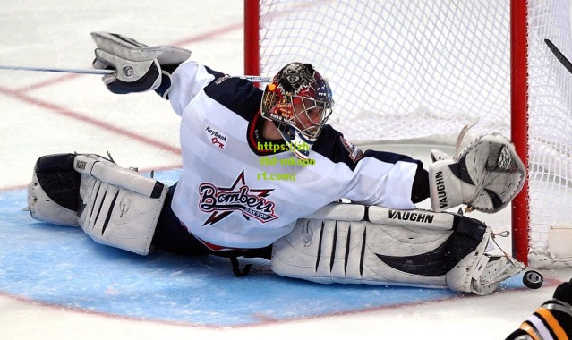 北京德比火药味十足！常林脚踢贺希宁头部被驱逐